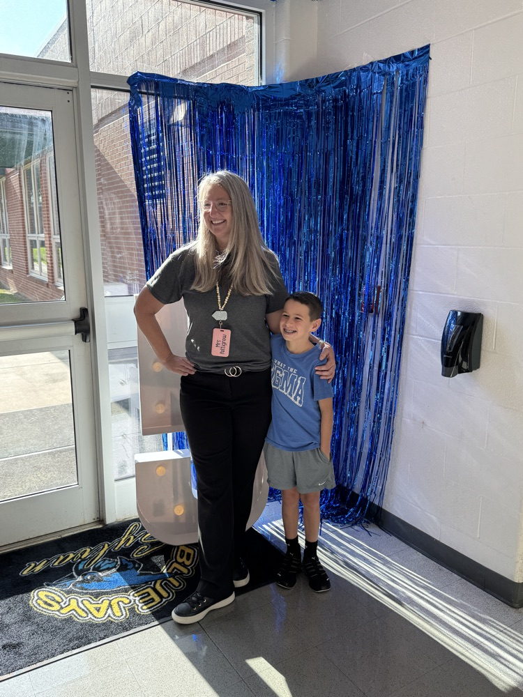 It was so great to see our Blue Jay and their families filling the classrooms at Sylvan last night for our 25-26 Open House! We are so excited to build greatness together this year! #heartsandmindstogether #bluejaysbuildgreatness 💙💛