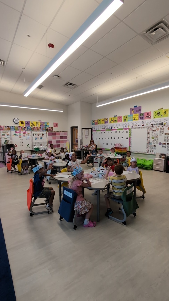 kindergatners meeting school mascot