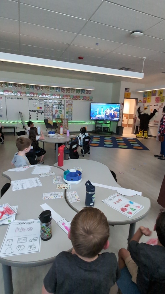 kindergartners see Echo the Eagle.