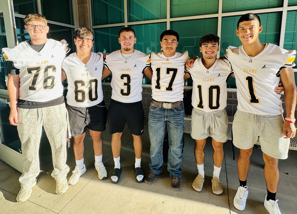 Alamogordo Tigers Football Team standing in front of Desert Star