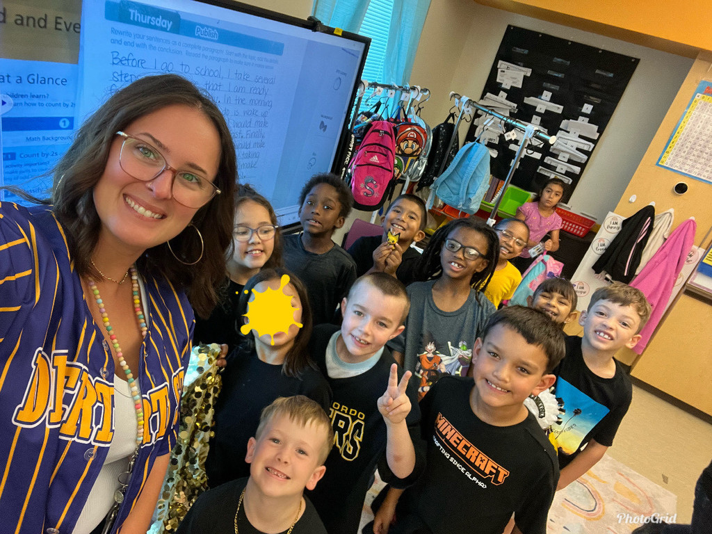 Mrs. Mendoza's class supporting the Tigers