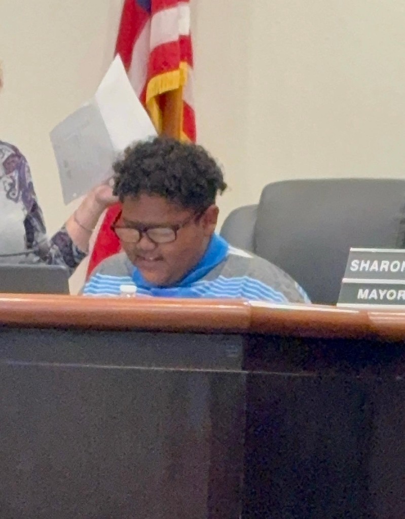 Sunset Hills Elementary student with Alamogordo's Mayor at the commission meeting 