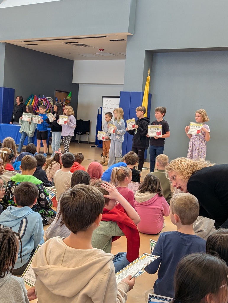 4th grade students receiving awards