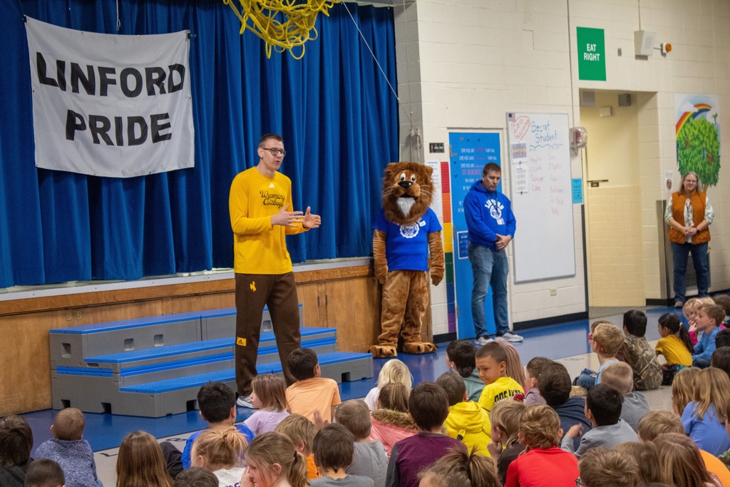 UW Basketball player spekaingto student
