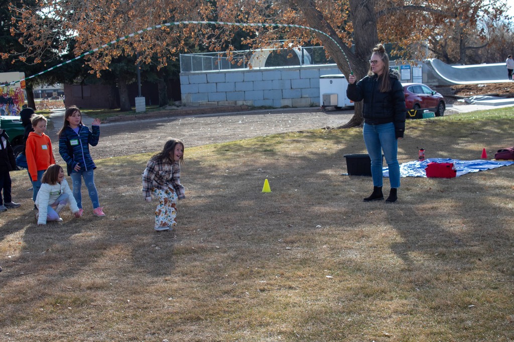 student running through jumprope