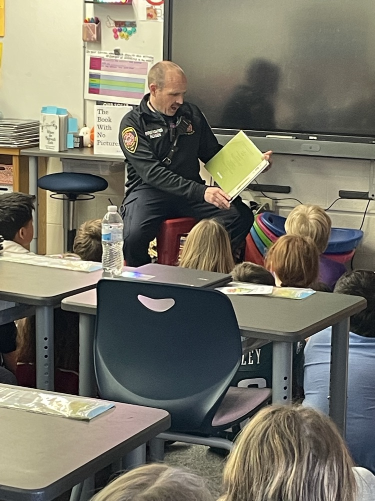 Jeff Laskowske reading to elementary students. 