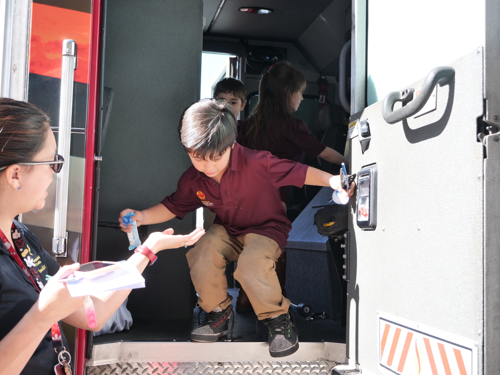 Elementary seeing the inside of the firetruck