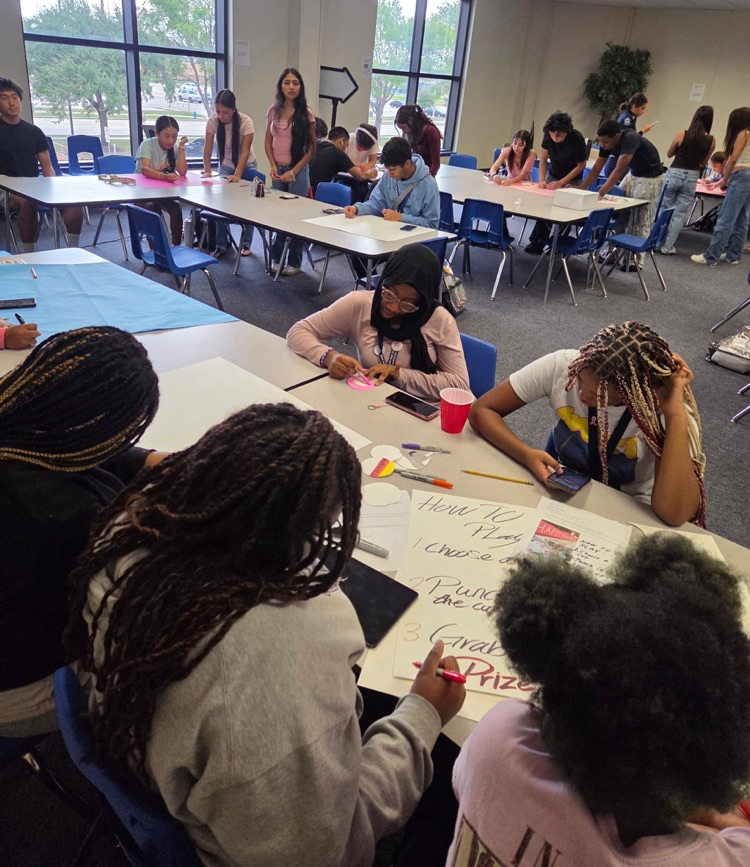 @ElsikNGCRams at @ElsikHighSchool Main supporting  Student Council (STUCO) working on posters for tonight's @ElsikFootball game and Red Ribbon week prep. #leadingtheway100 #oneteam #onegoal #onevision π©΅π€