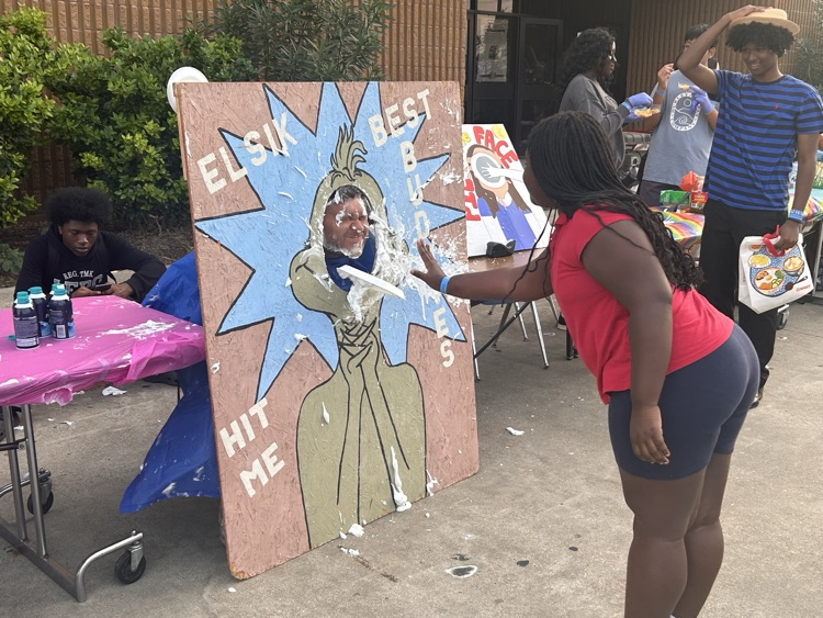 Elsik Carnival Fun! Our student organizations are marking 50 years of Ram pride with great food, fun games, and amazing school spirit in the North Parking Lot! ππ€
