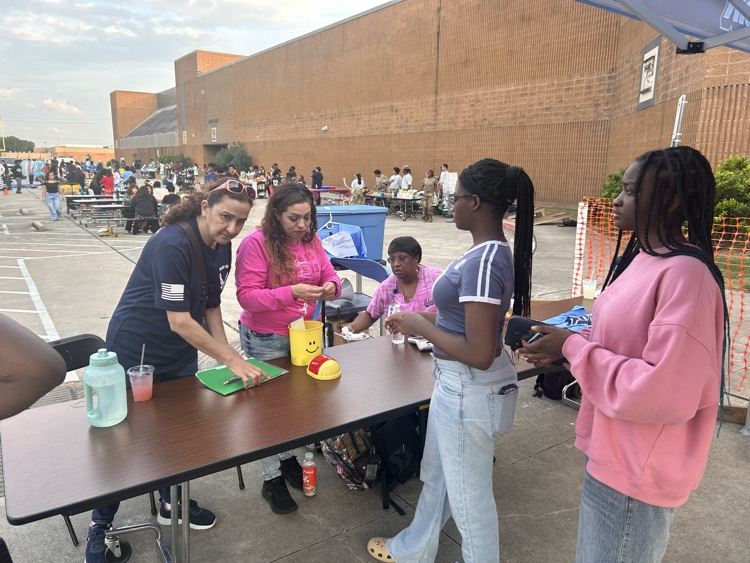 Elsik Carnival Fun! Our student organizations are marking 50 years of Ram pride with great food, fun games, and amazing school spirit in the North Parking Lot! ππ€