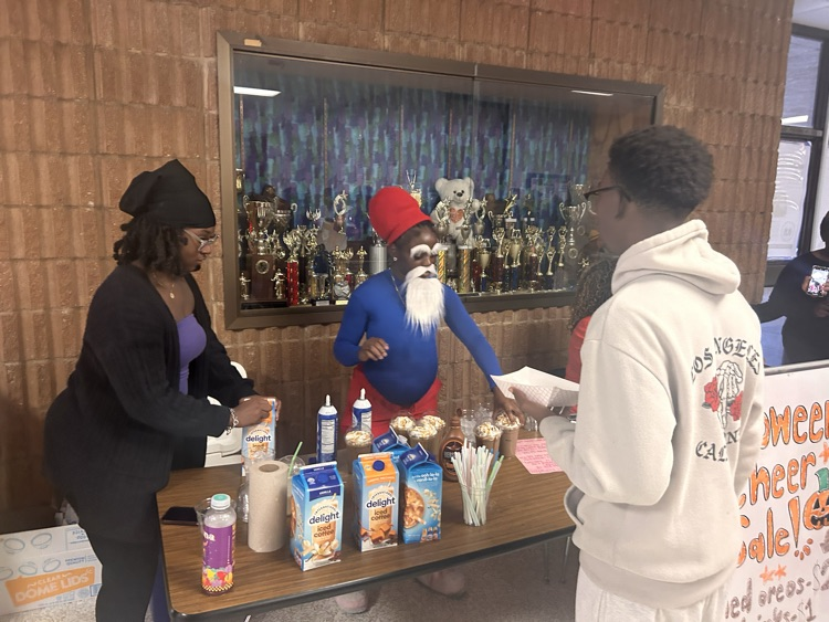 Halloween fun meets Food Frenzy! Our students enjoyed a day full of delicious snacks, creative costumes, and school spirit. What a great way to celebrate the season! 💙🤍 #FoodFrenzy #RamPride #HalloweenAtElsik