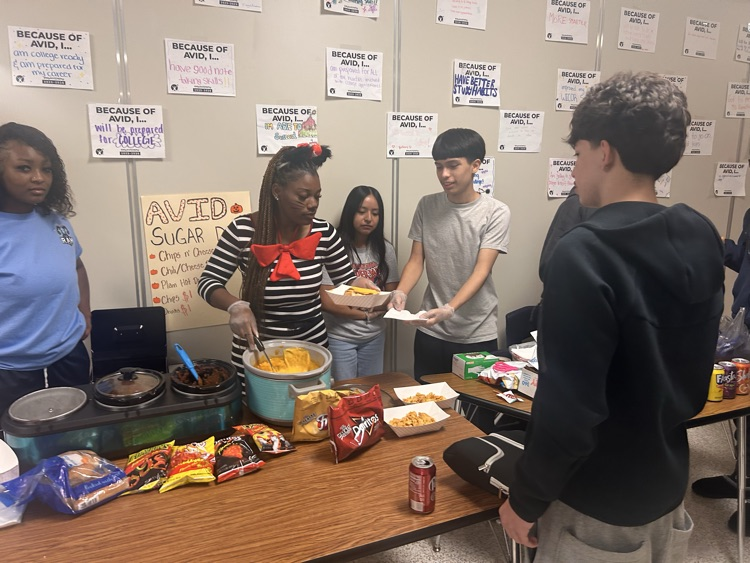 Halloween fun meets Food Frenzy! Our students enjoyed a day full of delicious snacks, creative costumes, and school spirit. What a great way to celebrate the season! 💙🤍 #FoodFrenzy #RamPride #HalloweenAtElsik