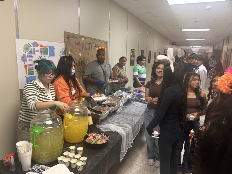 Halloween fun meets Food Frenzy! Our students enjoyed a day full of delicious snacks, creative costumes, and school spirit. What a great way to celebrate the season! 💙🤍 #FoodFrenzy #RamPride #HalloweenAtElsik