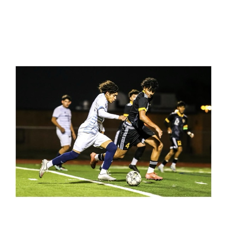 The Alief Elsik Rams dominated the pitch with a commanding 3β0 shutout over the Alief Hastings Bears in their first district match. View this awesome work from one of our Alief ISD students! πΈ Photo credit: @abelitO.photography