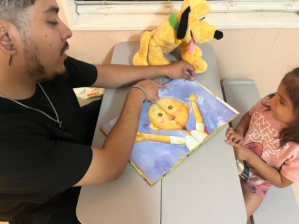 dad reading to kid 