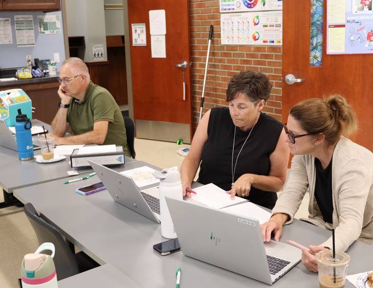 3 leaders working on laptops