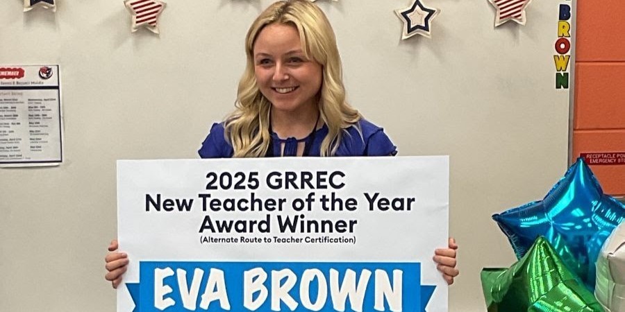 JEBMS teacher accepts award