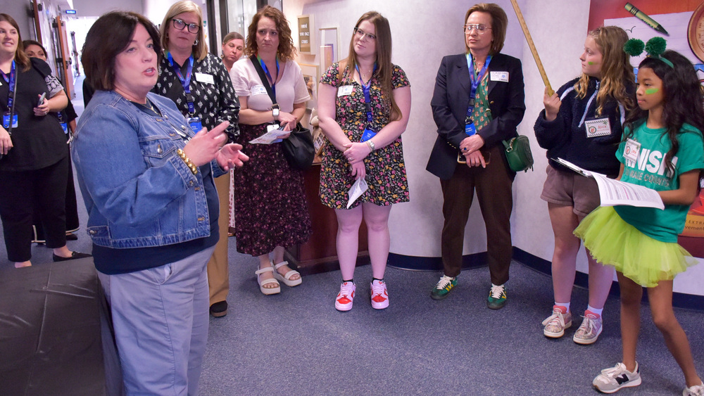 Green Elementary teacher discusses Leader in Me with national representatives