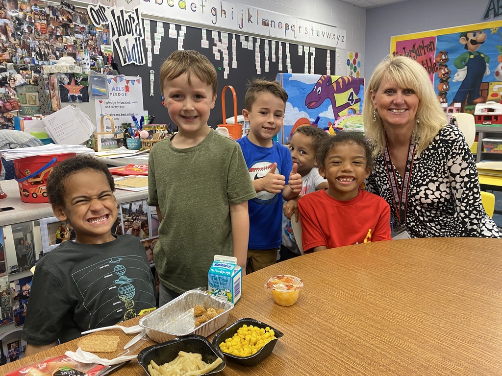 students eating lunch