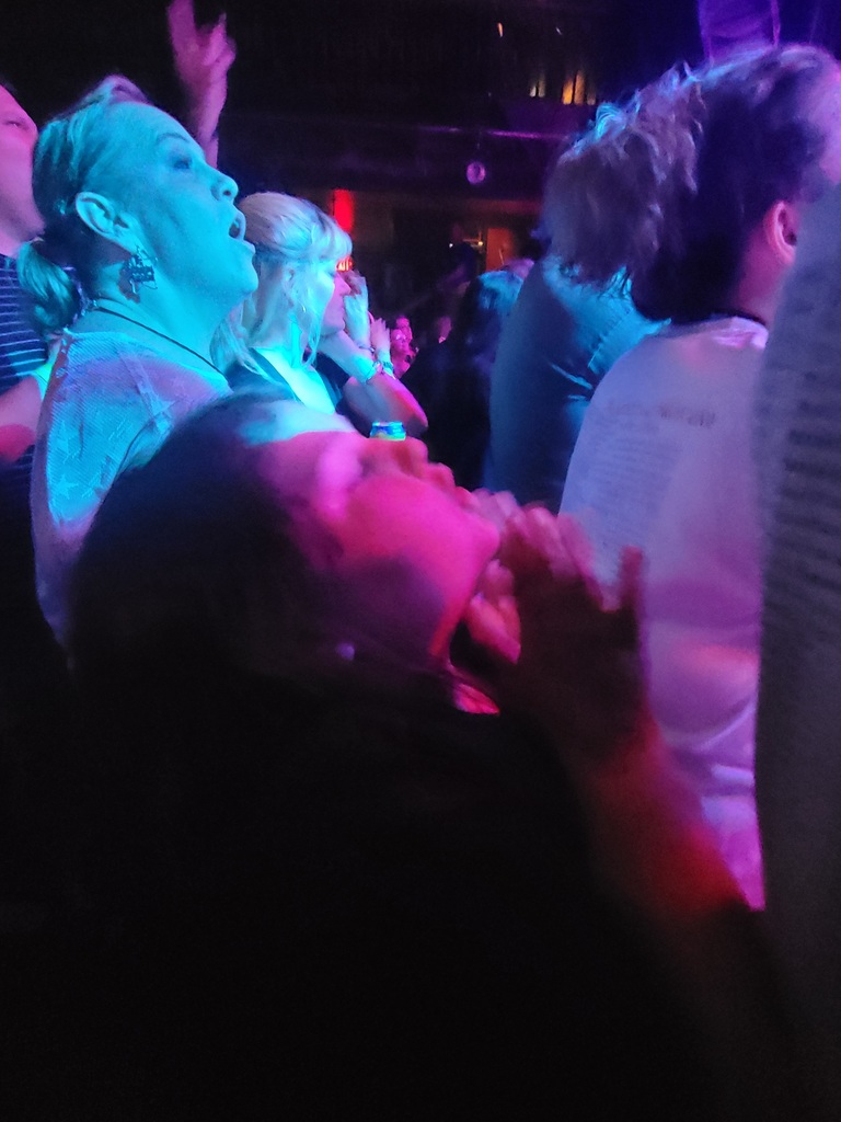 Khabri singing at the concert