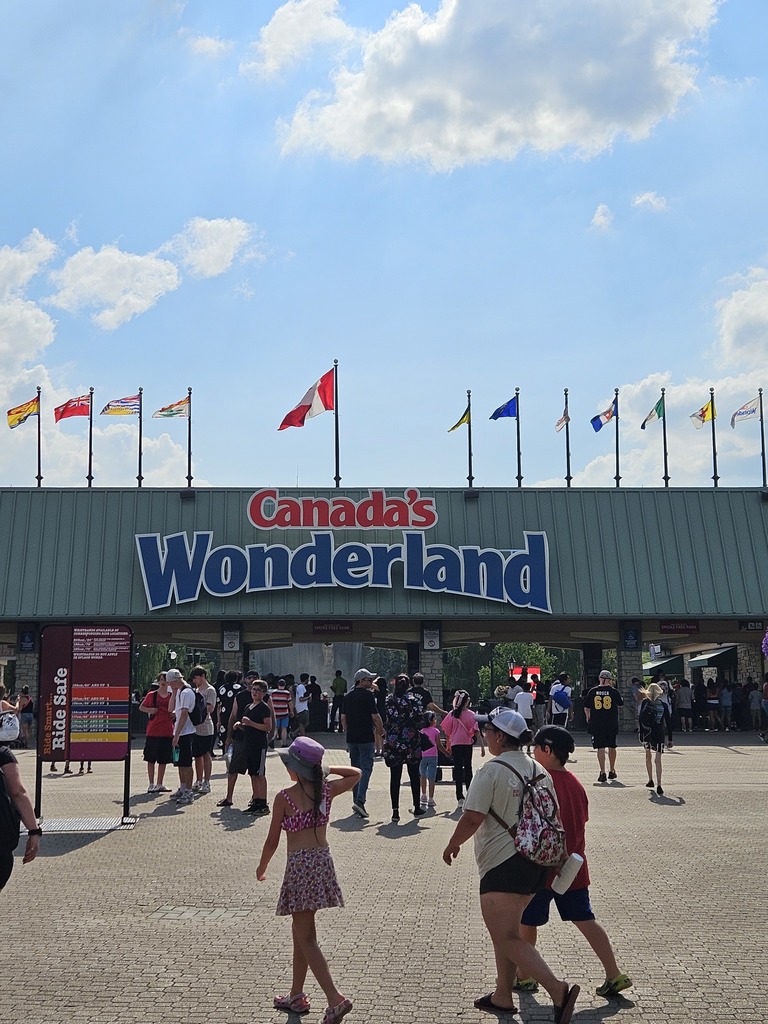 Picture of the entrance to Canada's Wonderland