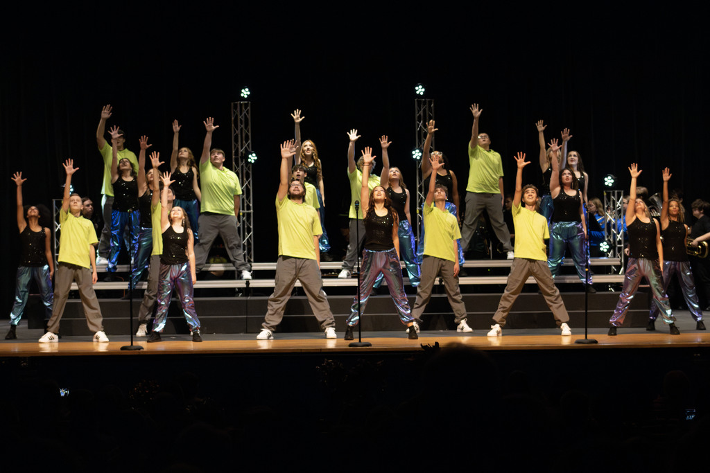 Jetsetters dancing on stage