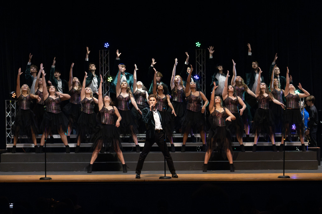 Jetsetters dancing on stage