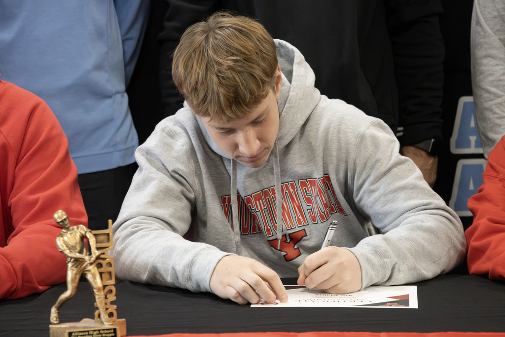 Bo davis signing his letter of intent