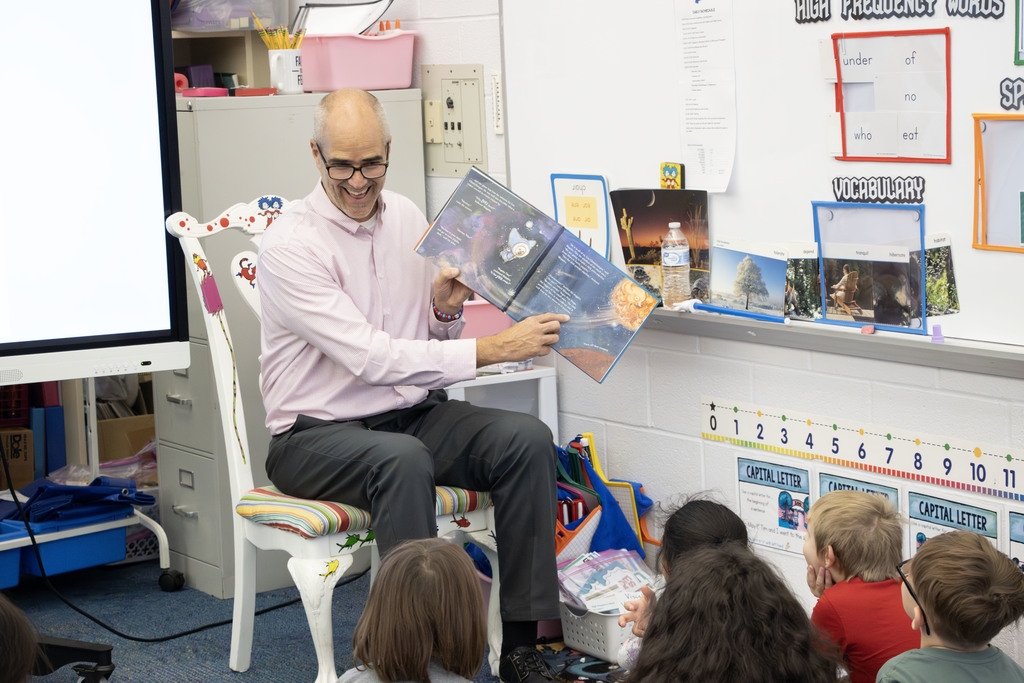 Shawn Jackson reading to students