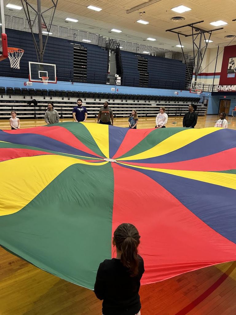Kids and UMU students around the parachute