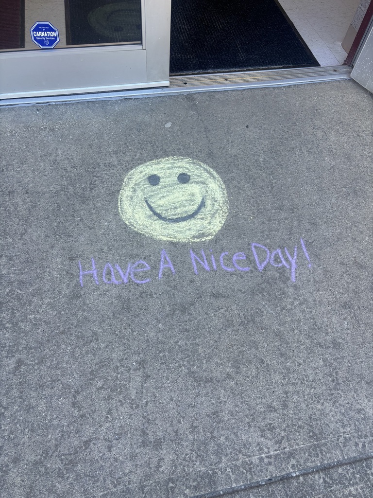 A chalk drawing of a yellow smiley face and a not that says "have a nice day!"