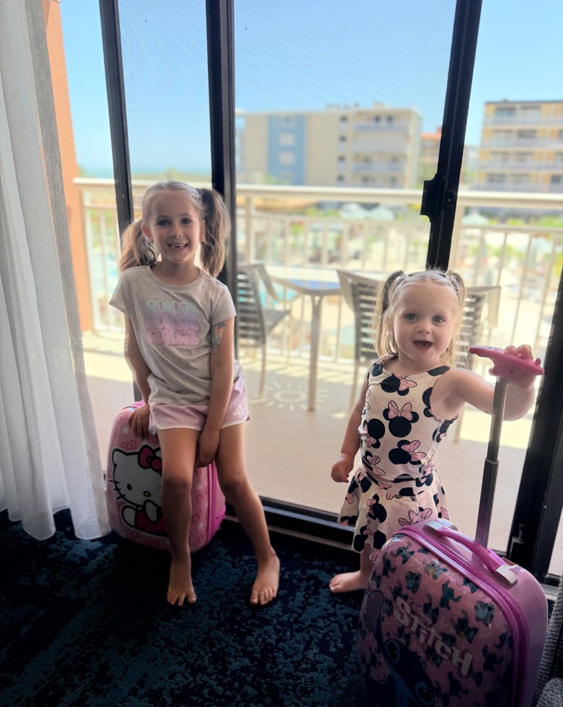kenzley and her little sister with their suitcases in the hotel room