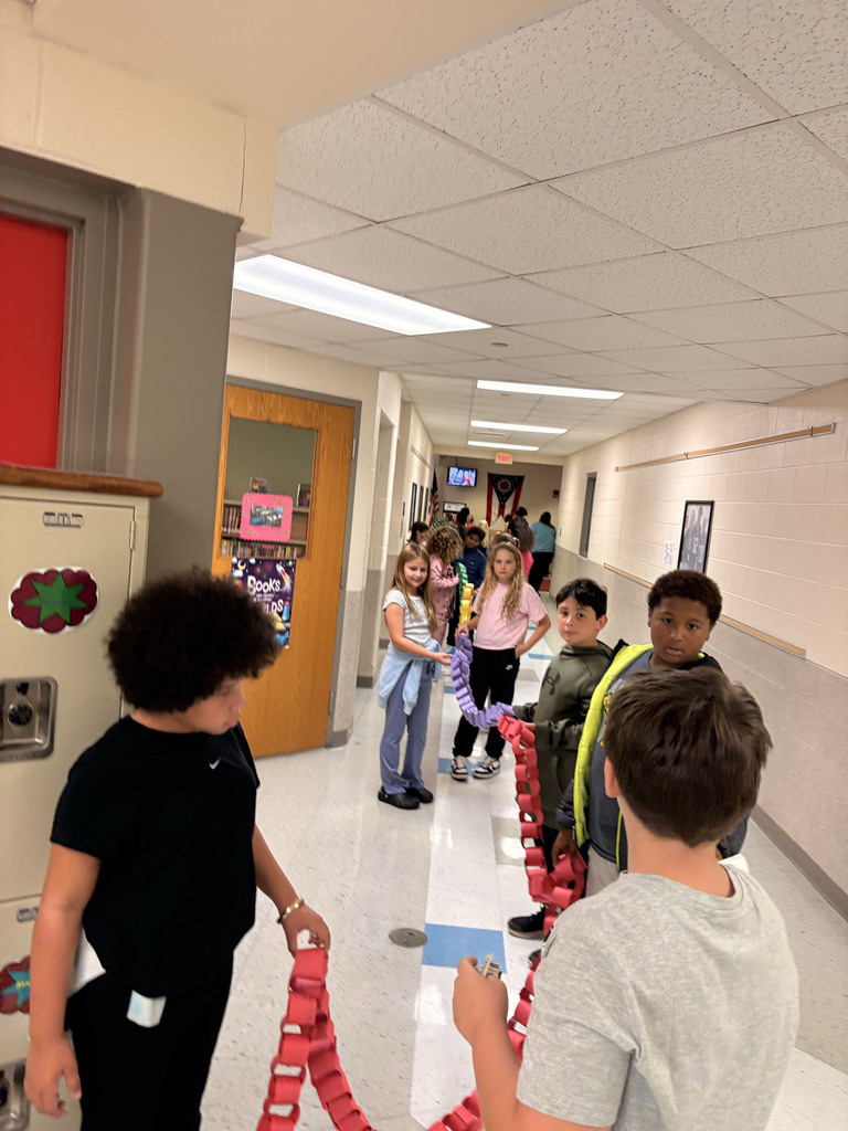students hold the chain in the hallway