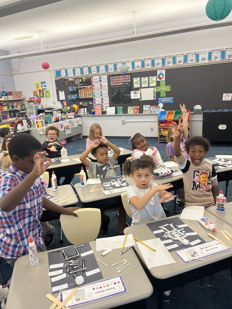 Students clap to sound out syllables