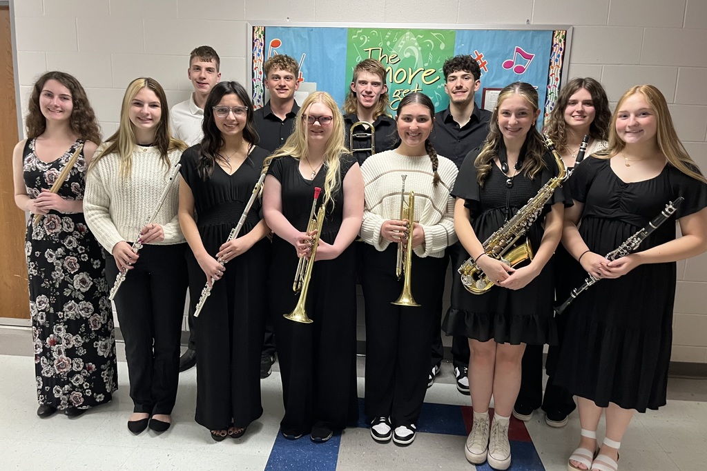 A picture of 12 Alma High School band seniors.