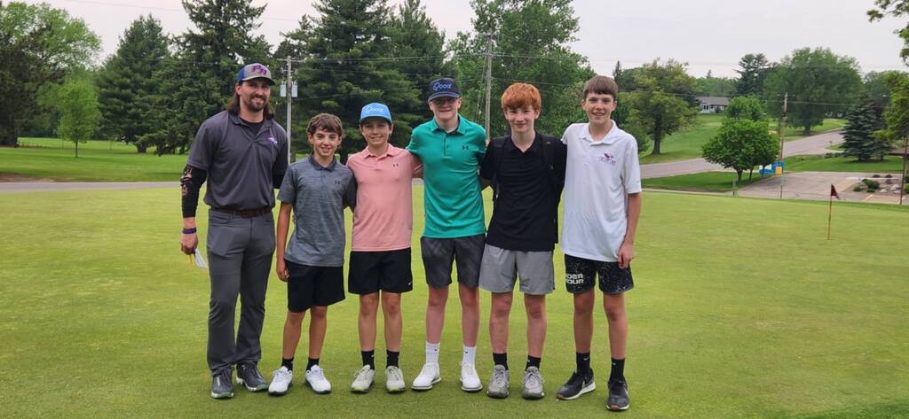 Five Alma Pepin golfers smiling at the camera, alongside their coach Cole Engstrand. 