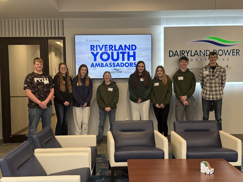 Riverland Amabassadors smiling at the camera. 
