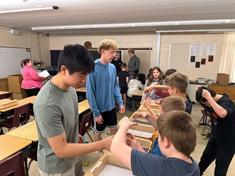 Science activity with high schoolers and elementary schoolers