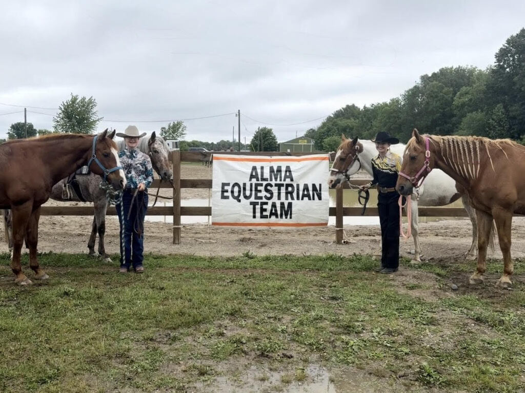 Alma Equestrian Team with horses