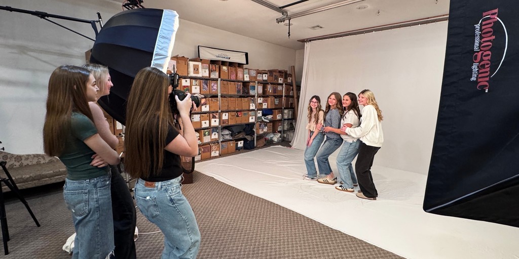 On March 16, Alma Middle School’s The Airedale Post Yearbook Staff enjoyed a well-earned trip to Heritage Portraits for a hands-on learning experience with professional photographers.