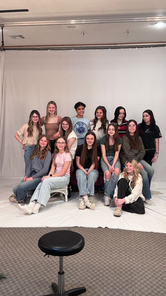 On March 16, Alma Middle School’s The Airedale Post Yearbook Staff enjoyed a well-earned trip to Heritage Portraits for a hands-on learning experience with professional photographers.