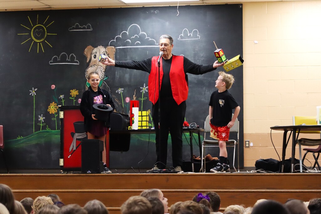 Alma Primary students enjoy Bec-O the Magician