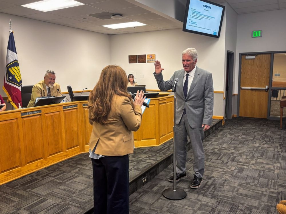 Craig Carter with his hand to the square taking oath of office