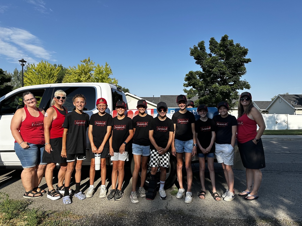 Group of people standing in front off a truck