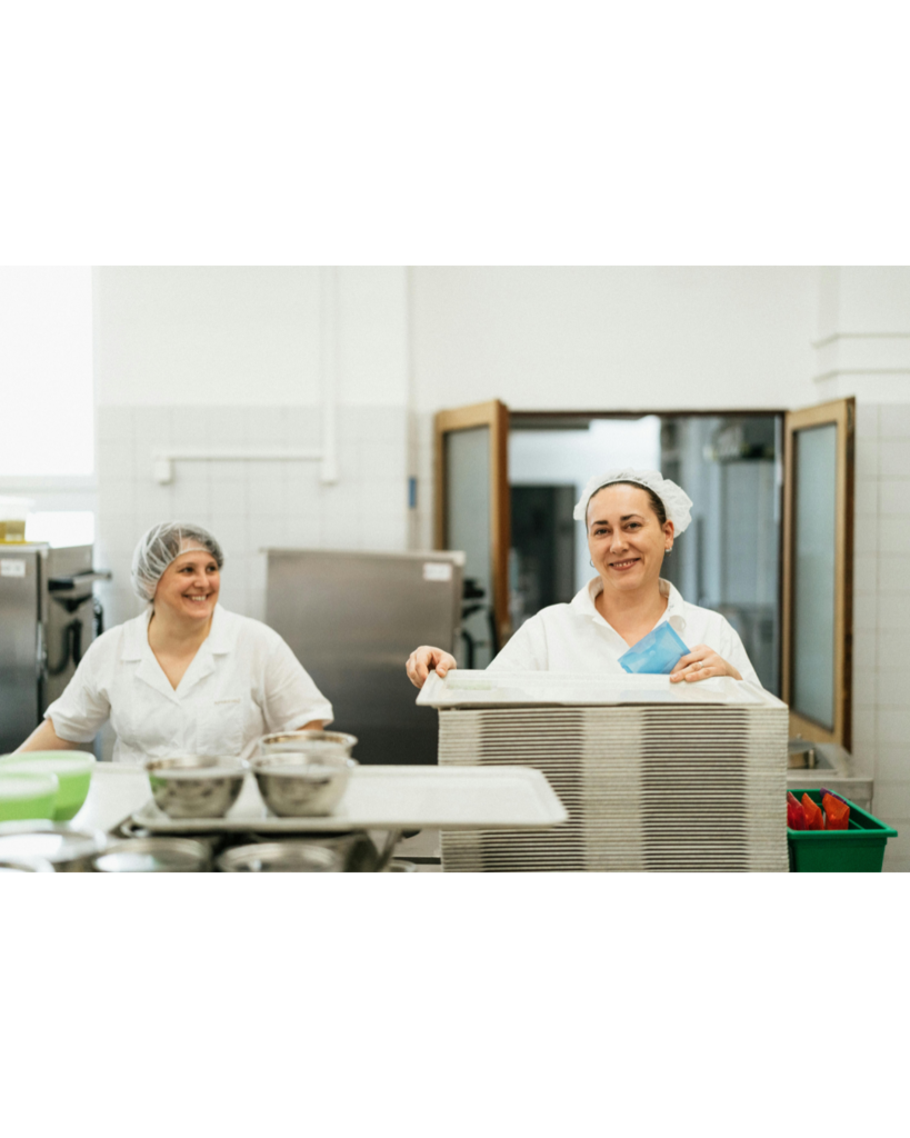 2 women working in a cafeteria.