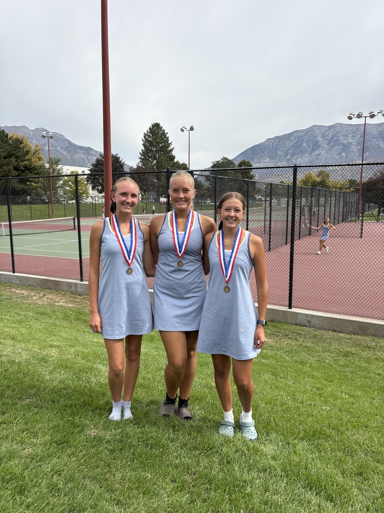 THS Tennis Players with first place medals.