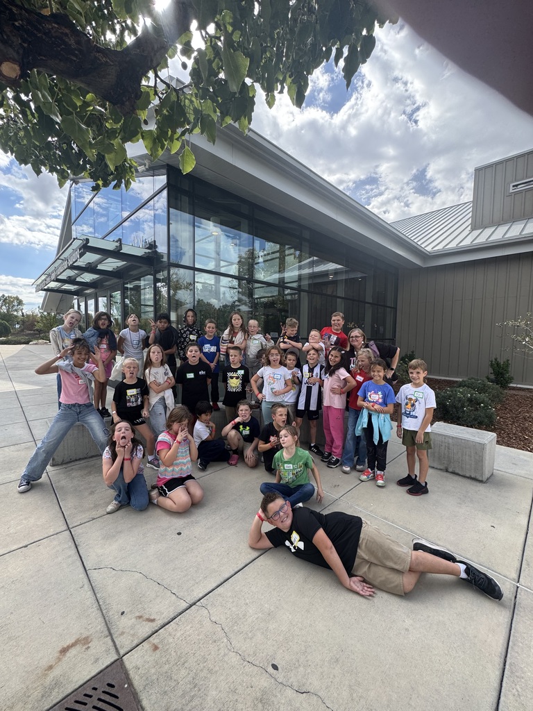 Students in front of a musuem