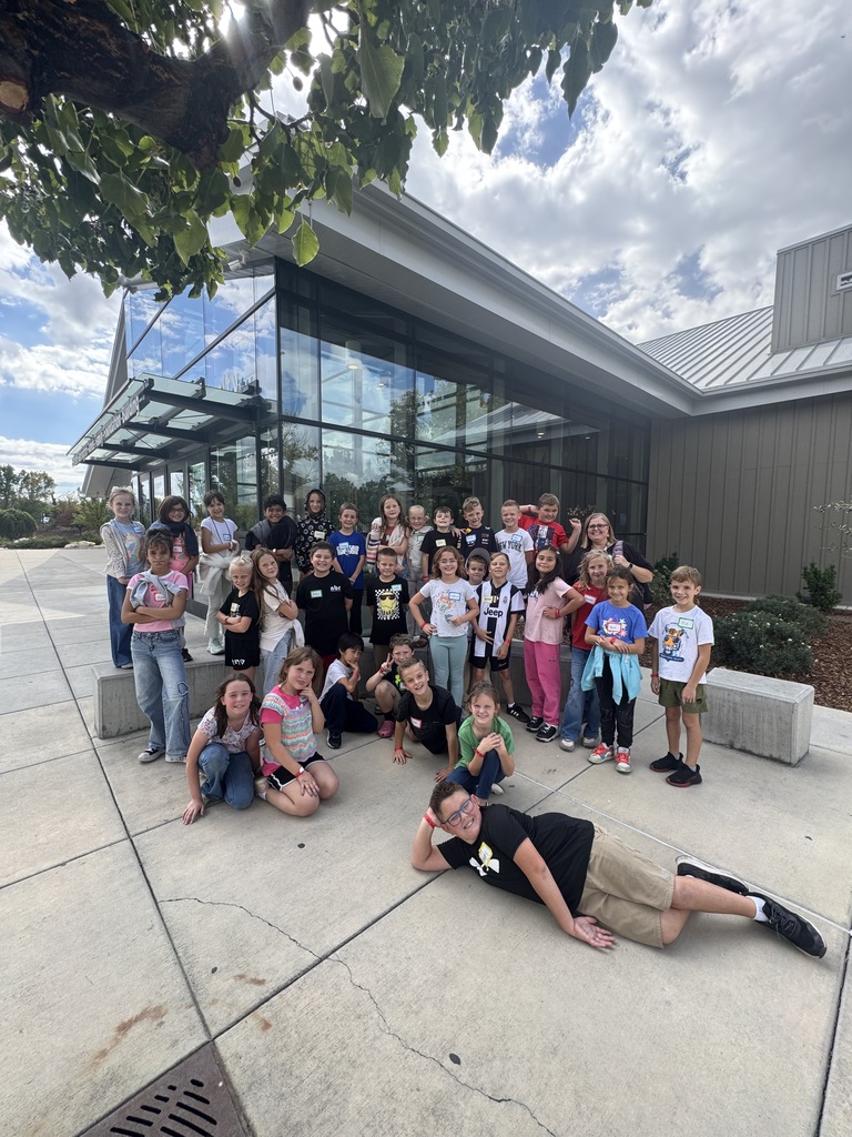 Students in front of a musuem