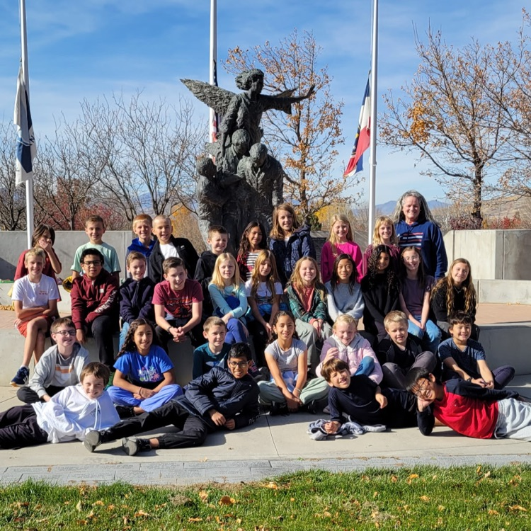 students at veterans memorial statue 