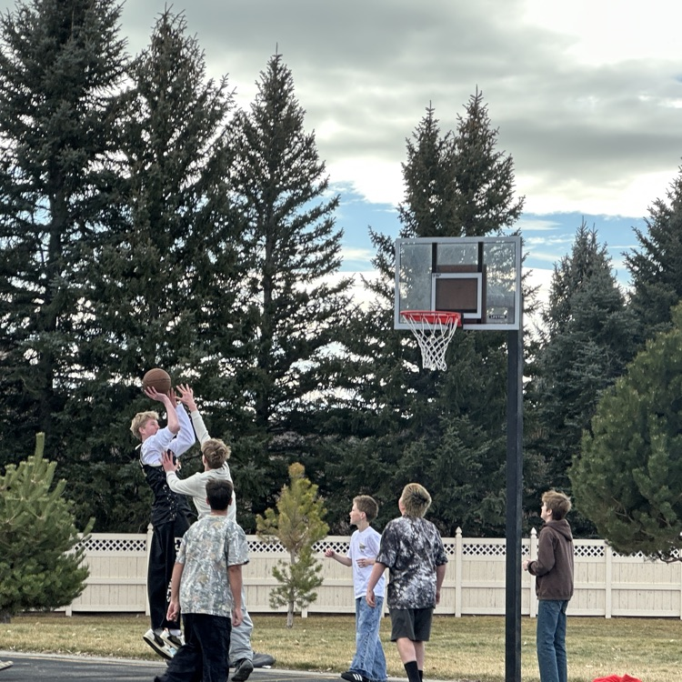 LP Basketball players at lunch 
